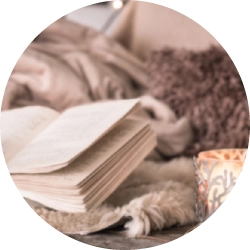 Familiencoaching Heidi Pritschet: Gem&uuml;tliches Wohnzimmer mit Kuschelatmosph&auml;re