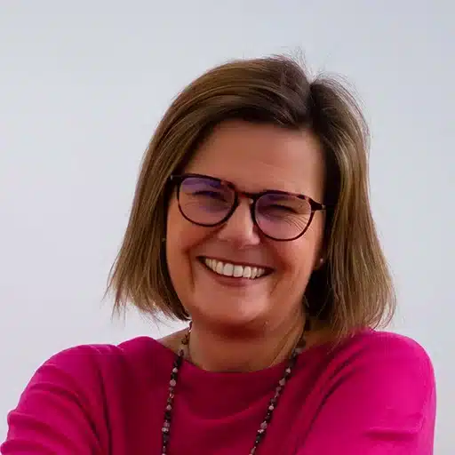 Portrait von Heidi Pritschet im pinkfarbenen Pulli