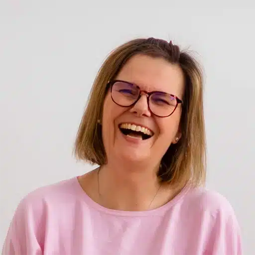 Portrait von Heidi Pritschet im rosa Pulli